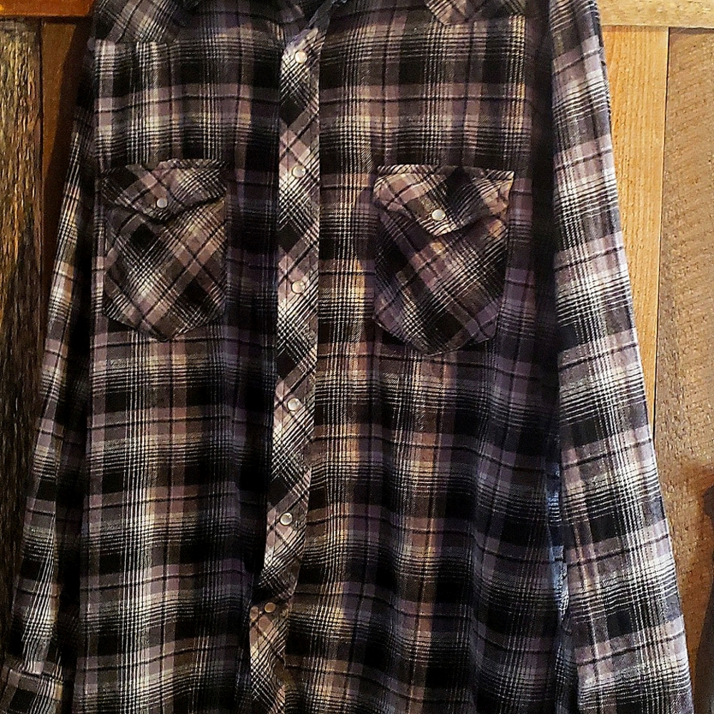 XLWrangler,Rancher flannel,Western w/pearl buttons on front, pockets,and sleeves